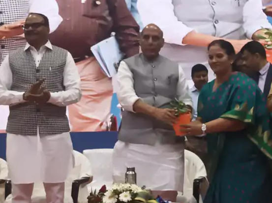 दिल्ली से 100 पैसा भेजने पर आम आदमी तक 14 पैसा पहुंचता है अब 100 पैसा भेजने पर 100 पैसा ही पहुंचता है : राजनाथ सिंह