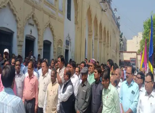 मुजफ्फरनगर में सिपाही ने अपनी कार्बाइन से शिक्षक को गोली मारकर मर्डर कर दिया