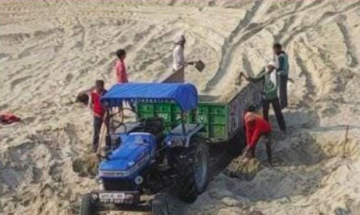 हरदोई : कुंदा नदी से हो रहा बालू खनन, बालू माफिया खुलेआम कर रहे हैं खनन प्रशासन का नहीं है डर
