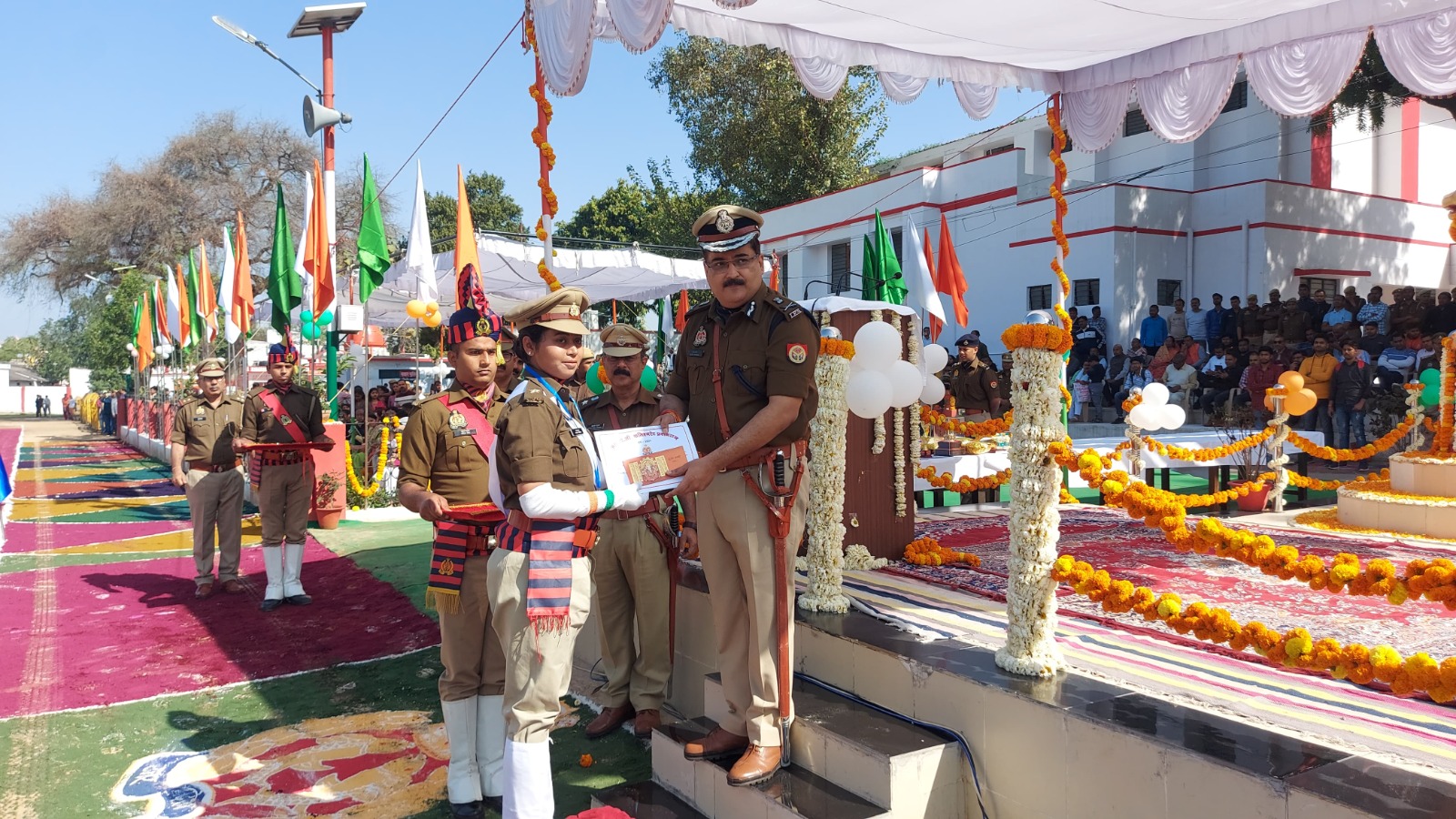 रिक्रूट सहायक उपनिरीक्षक (लेखा) की पुलिस लाइन प्रयागराज में आधारभूत प्रशिक्षण पूर्ण करने के उपरांत आयोजित दीक्षांत परेड समारोह-2024 का पुलिस आयुक्त  द्वारा निरीक्षण कर सलामी ली गयी व प्रशिक्षण के दौरान उत्कृष्ट प्रदर्शन करने वाले रिक्रूट को पुरस्कृत किया गया।