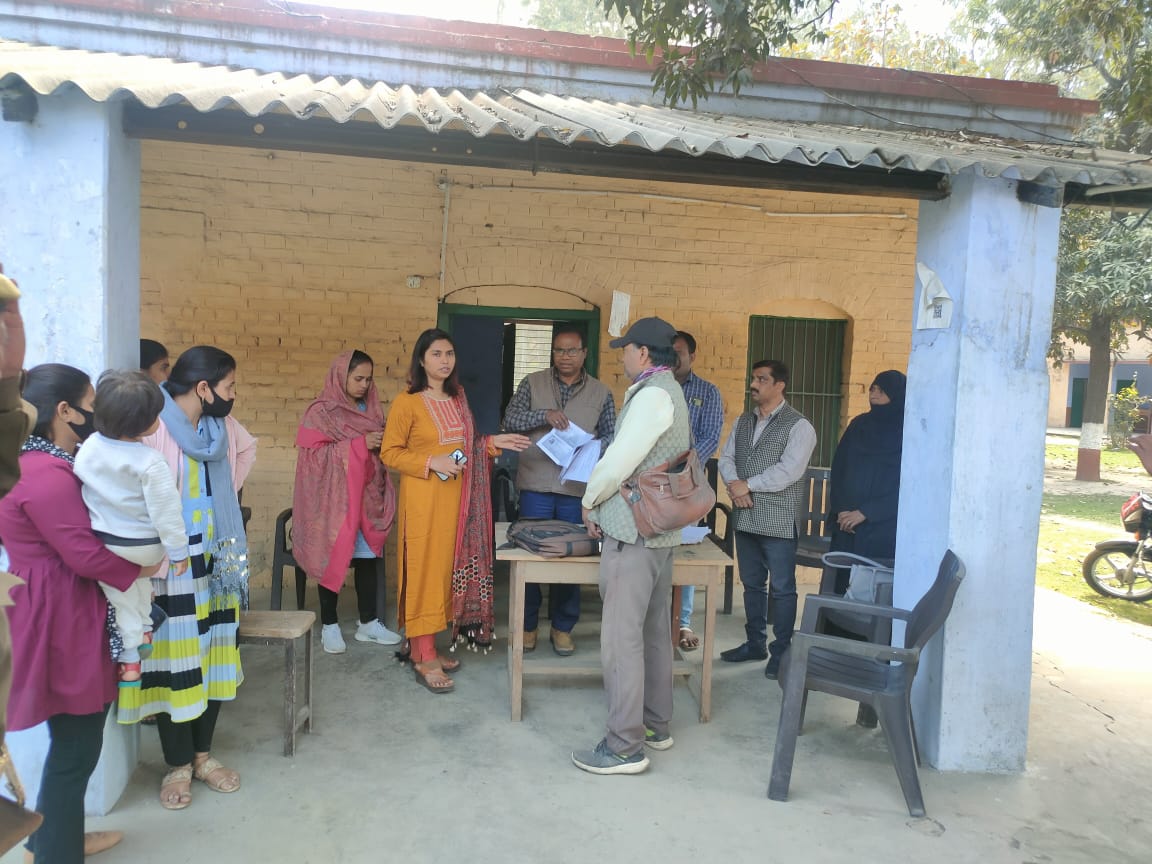 हरदोई : एसडीएम व तहसीलदार ने बूथ का निरीक्षण किया, दिये निर्देश