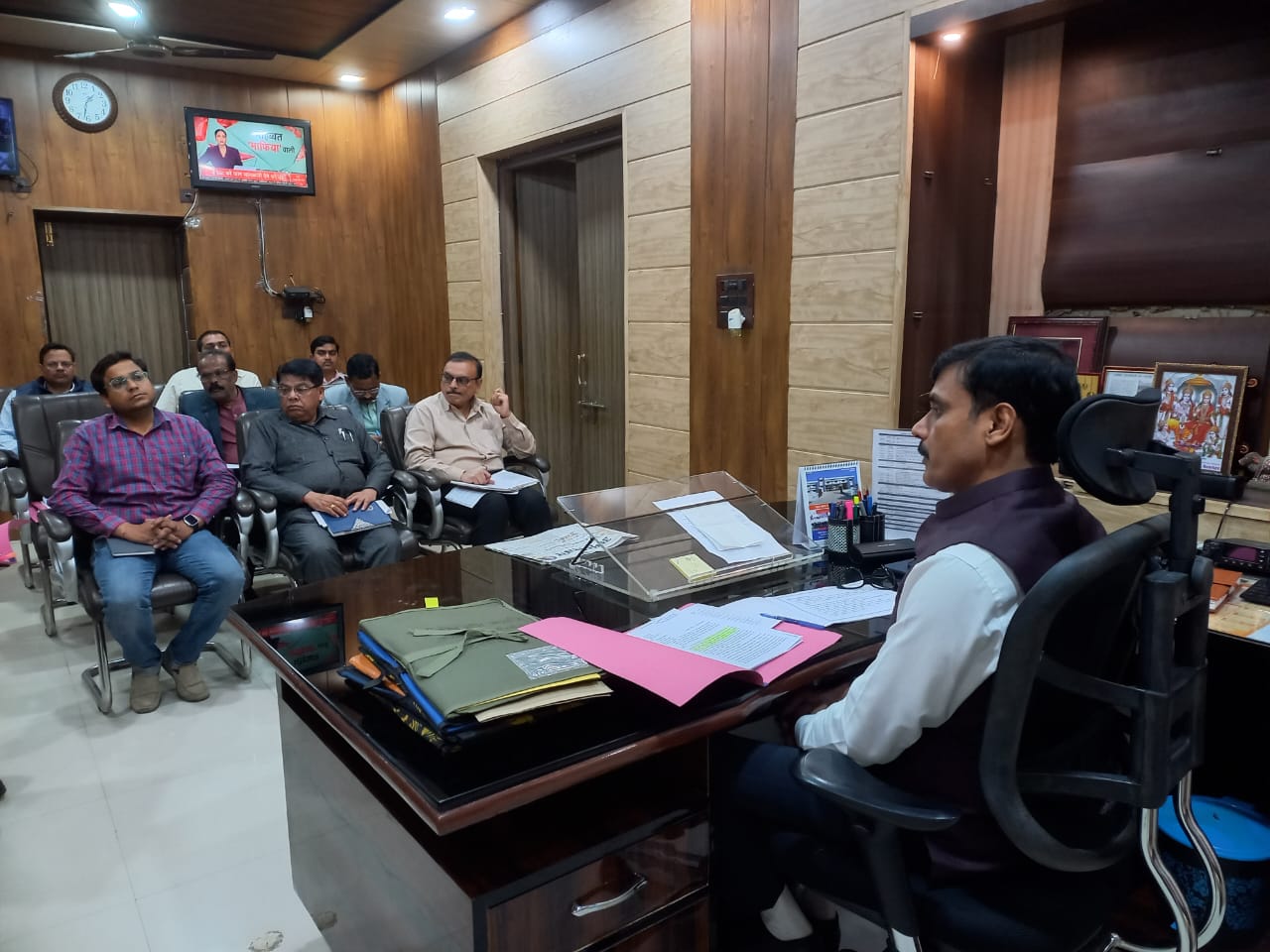 हरदोई : कार्यक्रम स्थल पर सूचीबद्व सभी लाभार्थियों की उपस्थिति सुनिश्चित की जायेः-जिलाधिकारी