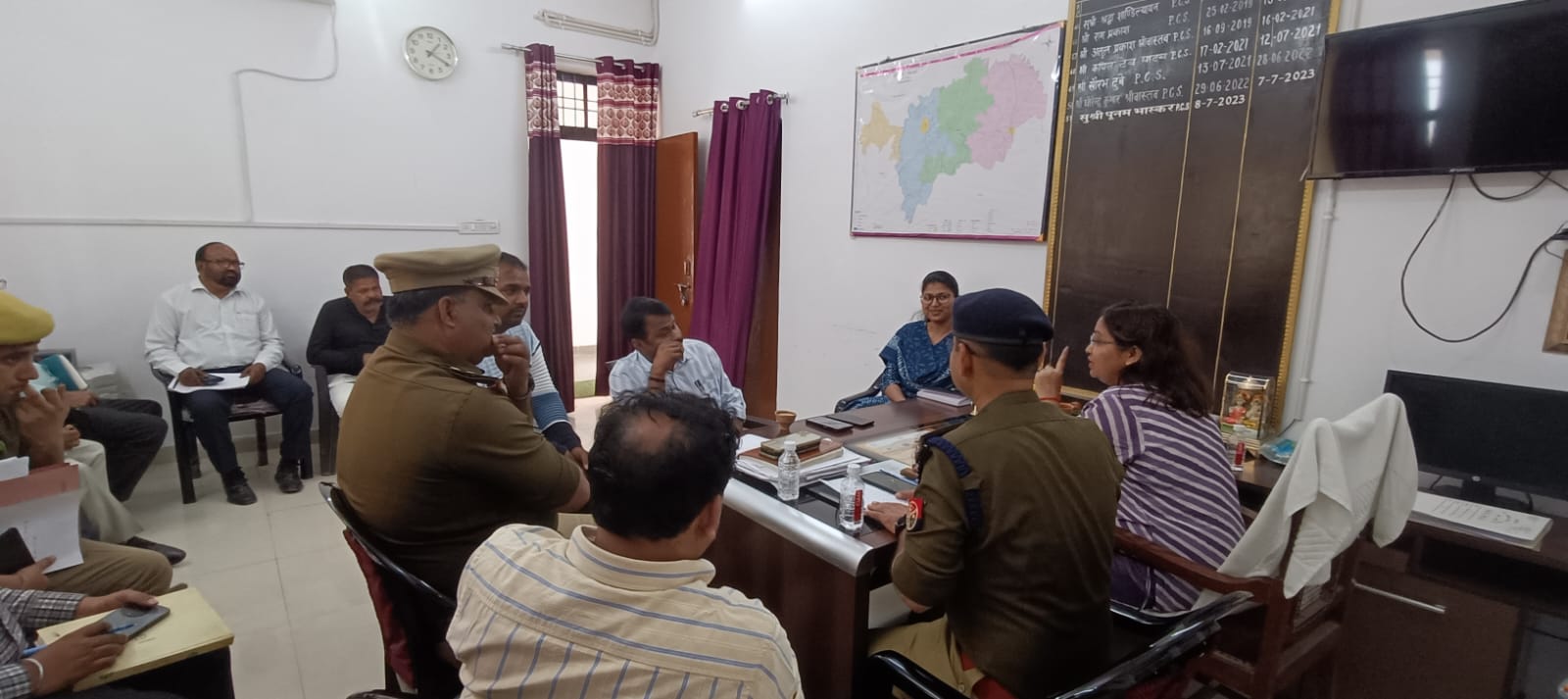 हरदोई: तहसील शाहबाद मे उपजिलाधिकारी शाहाबाद सुश्री पूनम भास्कर द्वारा निर्वाचन, ला एंड आर्डर, IGRS निस्तारण आदि बिन्दुओं पर हुई समीक्षा बैठक