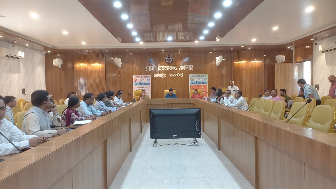 हरदोई : चुनाव आयोग के निर्देशों का भली भांति अध्ययन कर अनुपालन किया जाये जिला निर्वाचन अधिकारी मंगला प्रसाद सिंह।