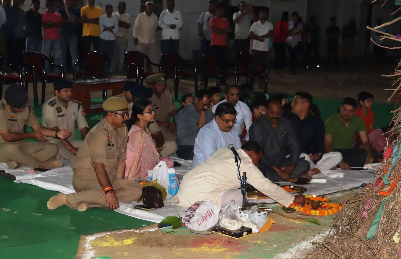 प्रयागराज- रिजर्व पुलिस लाइन प्रयागराज मे बिधि विधान से होलिका दहन