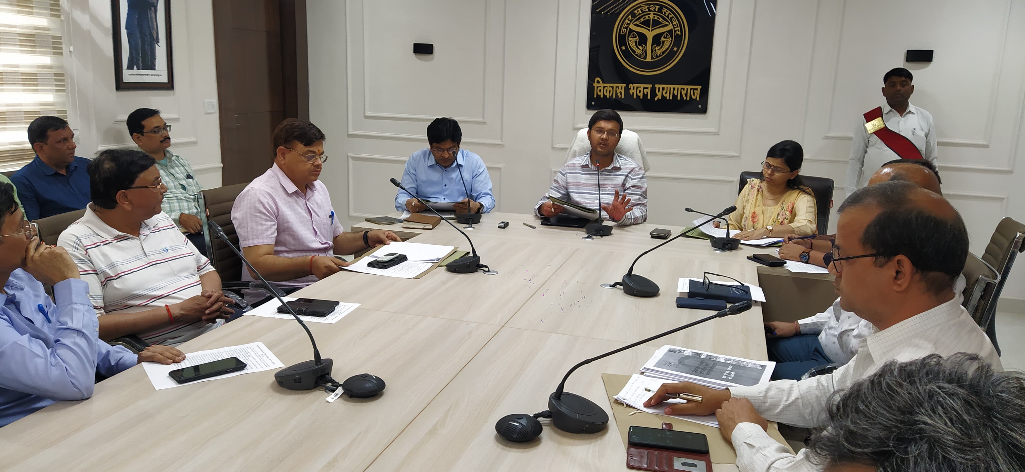 प्रयागराज-मुख्य विकास अधिकारी/नोडल अधिकारी स्वीप की अध्यक्षता में केन्द्रीय/राज्य सरकार के विभिन्न विभागों के जिला स्तरीय अधिकारियों के साथ बैठक सम्पन्न