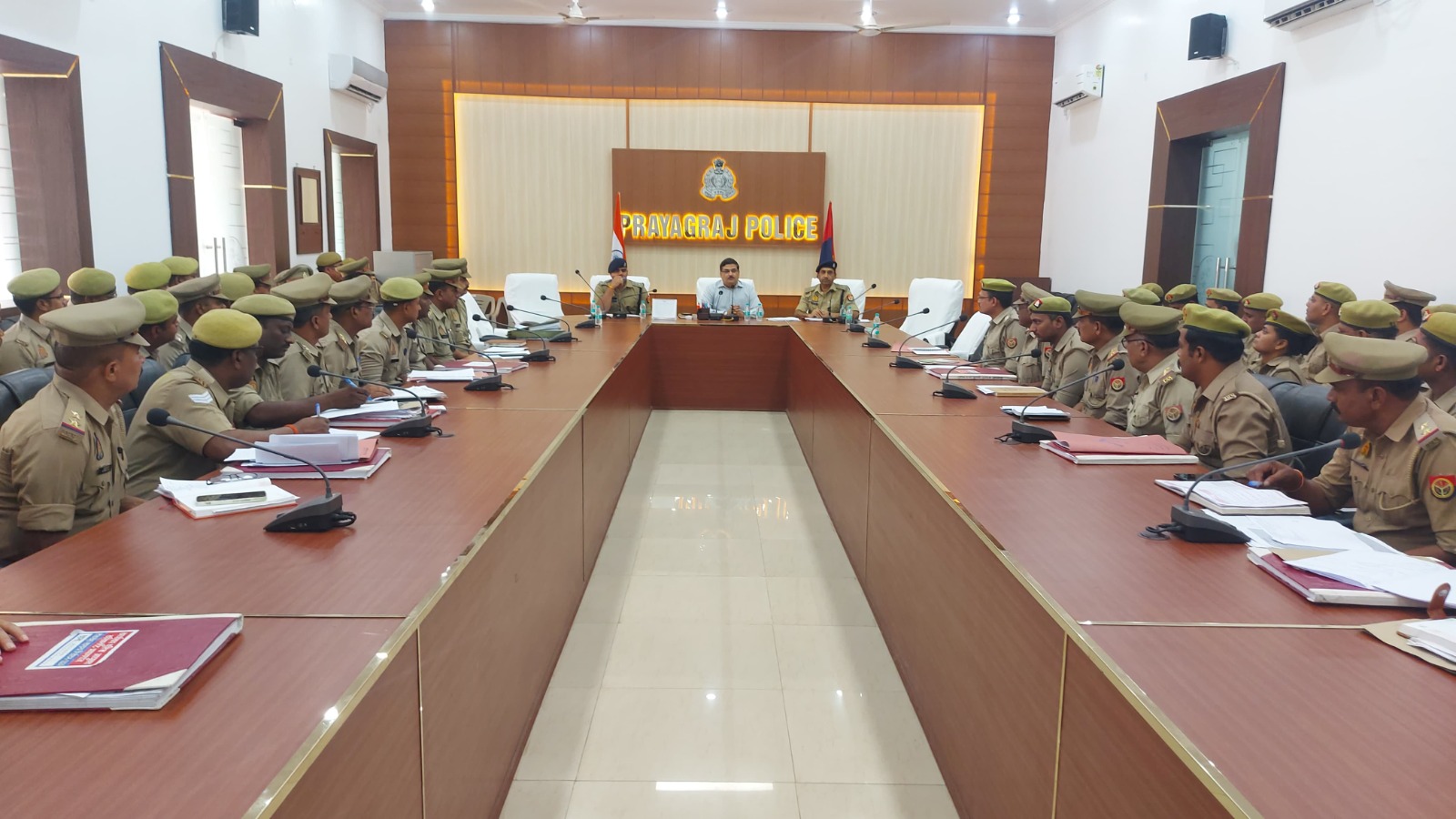 प्रयागराज- पुलिस आयुक्त प्रयागराज द्वारा सामान्य लोक सभा 2024 की तैयारियों के संबंध मे त्रिवेणी सभागार में किया गया गोष्ठी का आयोजन