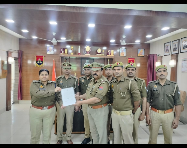 कासगंज जनपद में पुलिस अधीक्षक अपर्णा कौशिक रजत ने डायल 112 पुलिस कर्मियों को प्रशस्ति पत्र देकर किया सम्मानित