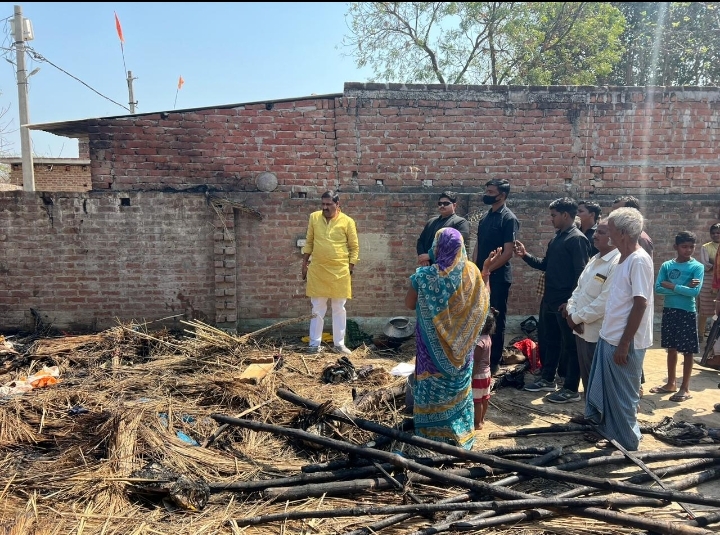 हरदोई : गैस सिलेंडर के लीकेज से एक घर और हुआ जल कर राख राजवर्धन सिंह राजू संचालक मिशन आत्मसंतुष्टि पीड़ित परिवार की टीन सेड डलवाकर कर की गई मदद ।