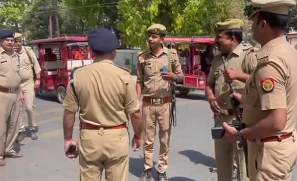 हरदोई में एसपी बोले- नौकरी करना सिखा दूंगा, प्राइवेट वाहन से ड्यूटी करने जा रहे थे पुलिसकर्मी,