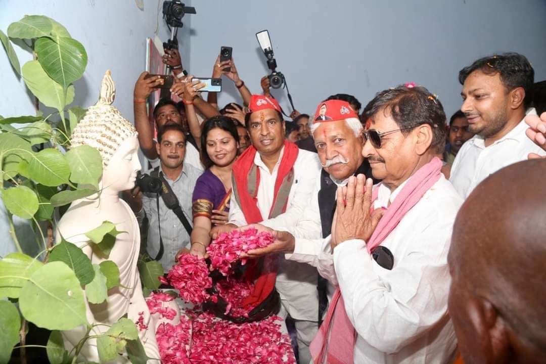फर्रुखाबाद:सपा राष्ट्रीय महासचिव ने इंडिया गठबंधन के केंद्रीय चुनाव कार्यालय का  उद्घाटन कर, डॉ नवल किशोर शाक्य को भारी बहुमत से जिताने की अपील
