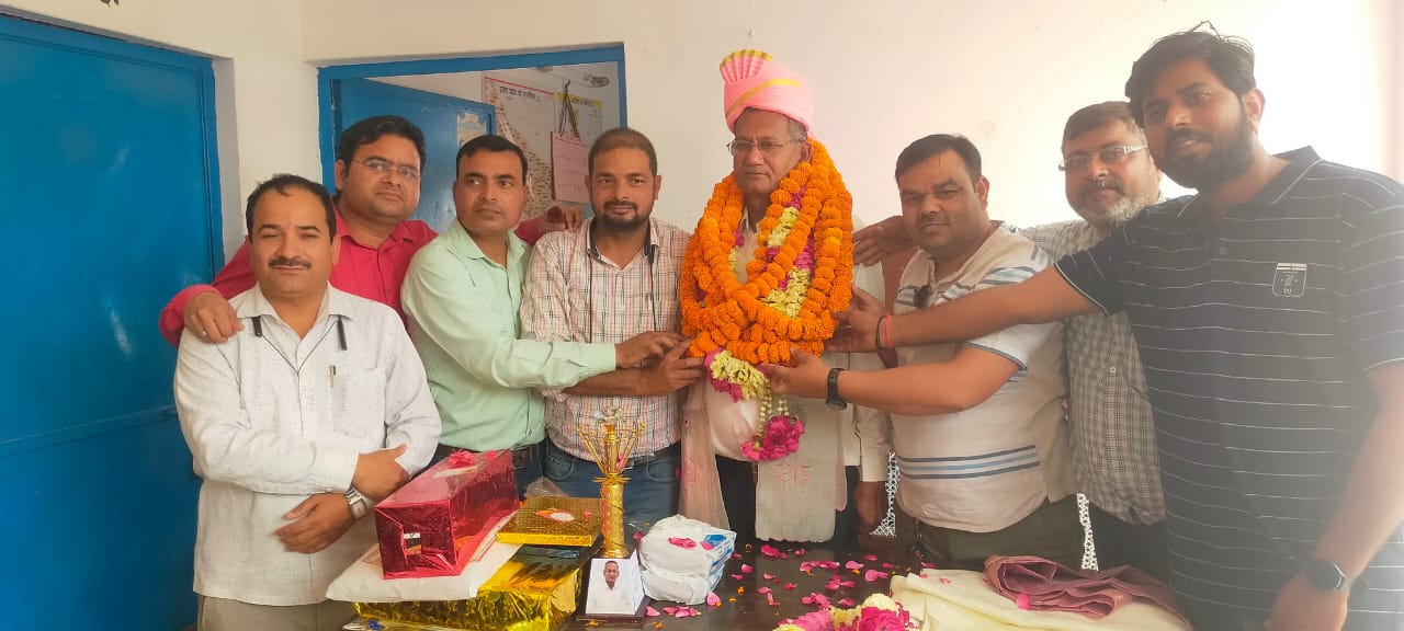 बरेली - रामनगर ब्लॉक के उच्च प्राथमिक विद्यालय में कार्यरत प्रधानाध्यापक के सेवानिवृत्त होने पर शिक्षक साथियों ने पगड़ी व माला पहनकर दी विदाई।