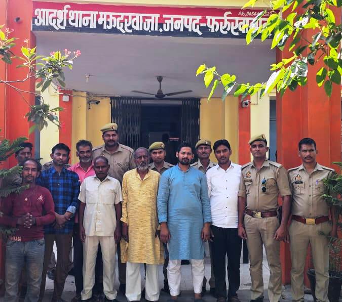 फर्रुखाबाद:थाना मऊदरवाजा पुलिस टीम द्वारा आठ वारण्टी को किया गिरफ्तार