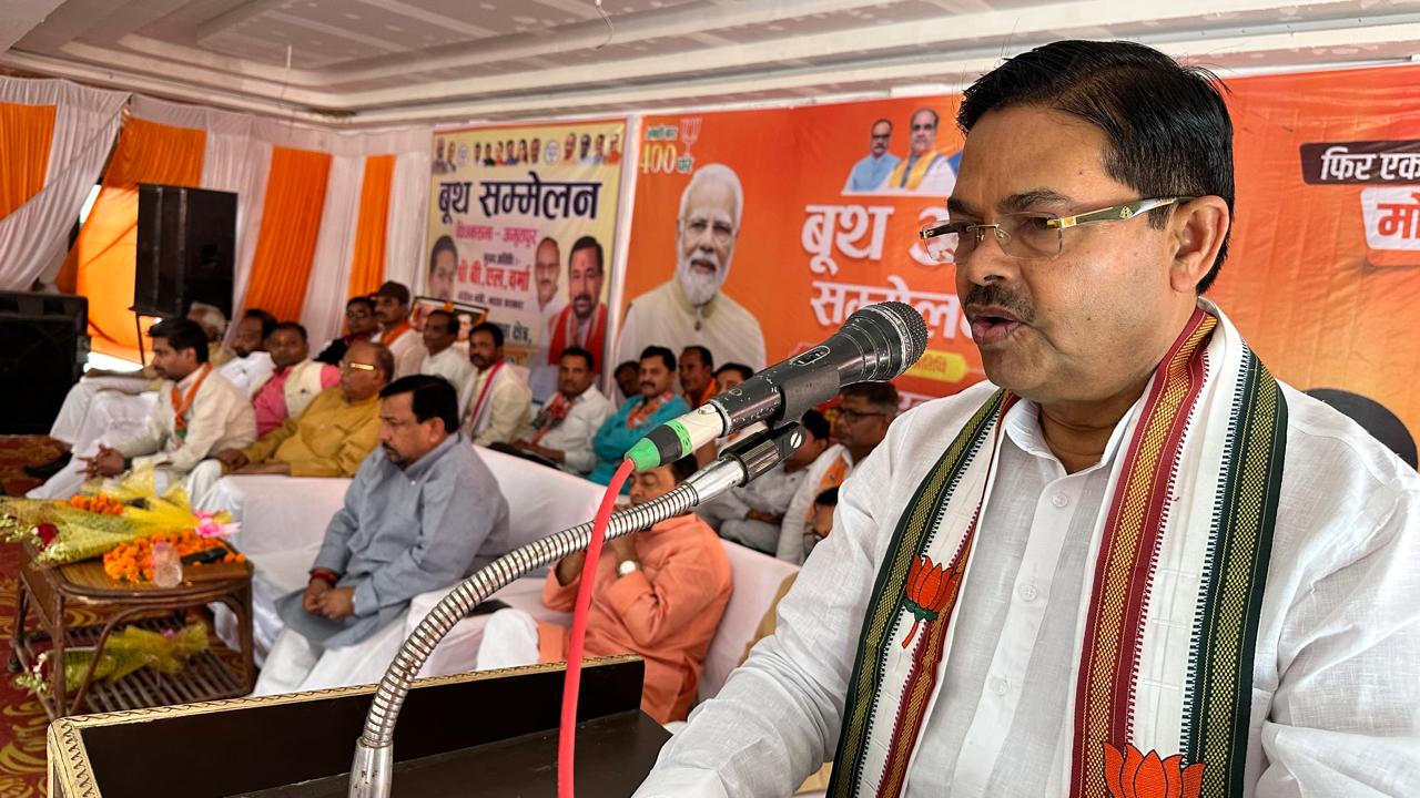 फर्रुखाबाद:पांचाल घाट स्थित नारायण आश्रम में अमृतपुर विधानसभा का बूथ अध्यक्ष सम्मेलन में मुख्य अतिथि के रूप में केंद्रीय सहकारिता राज्य मंत्री डॉ बी एल वर्मा ने बूथ अध्यक्षों को संबोधित
