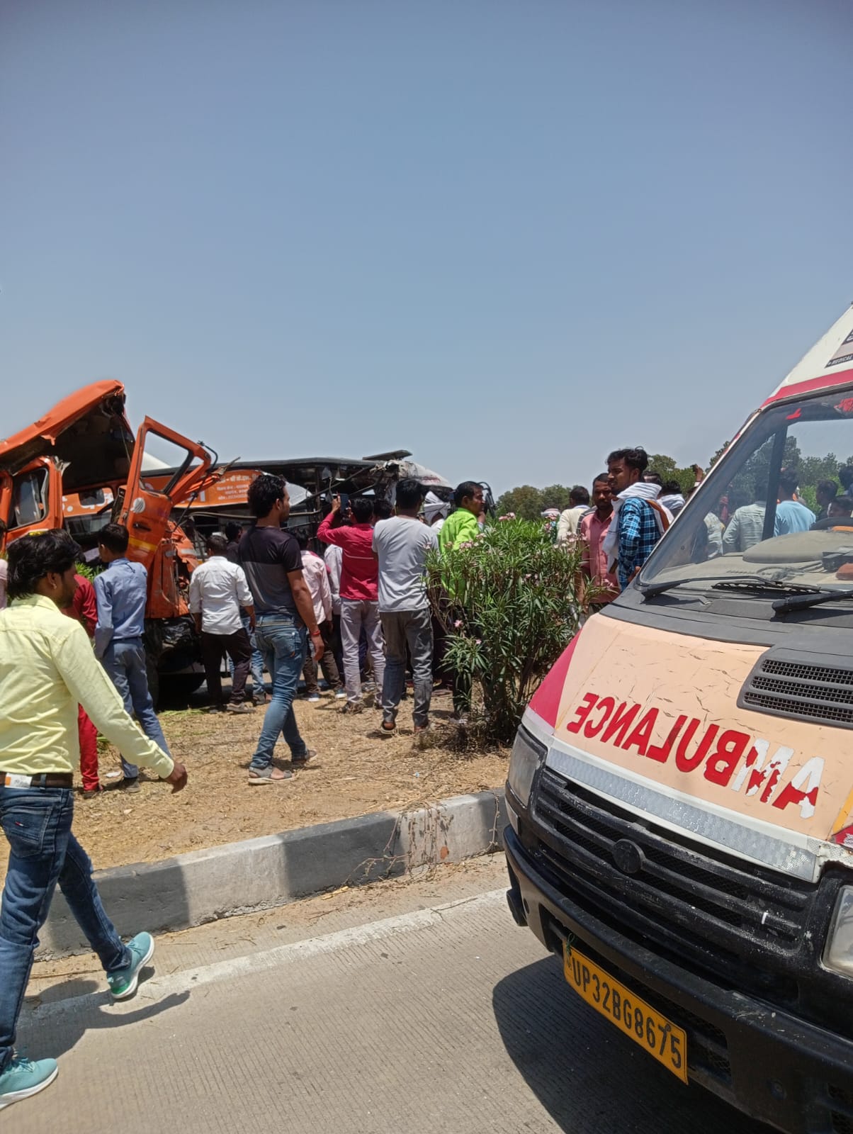 औरैया :भीषण सड़क हादसा 24 लोग घायल,12 गंभीर