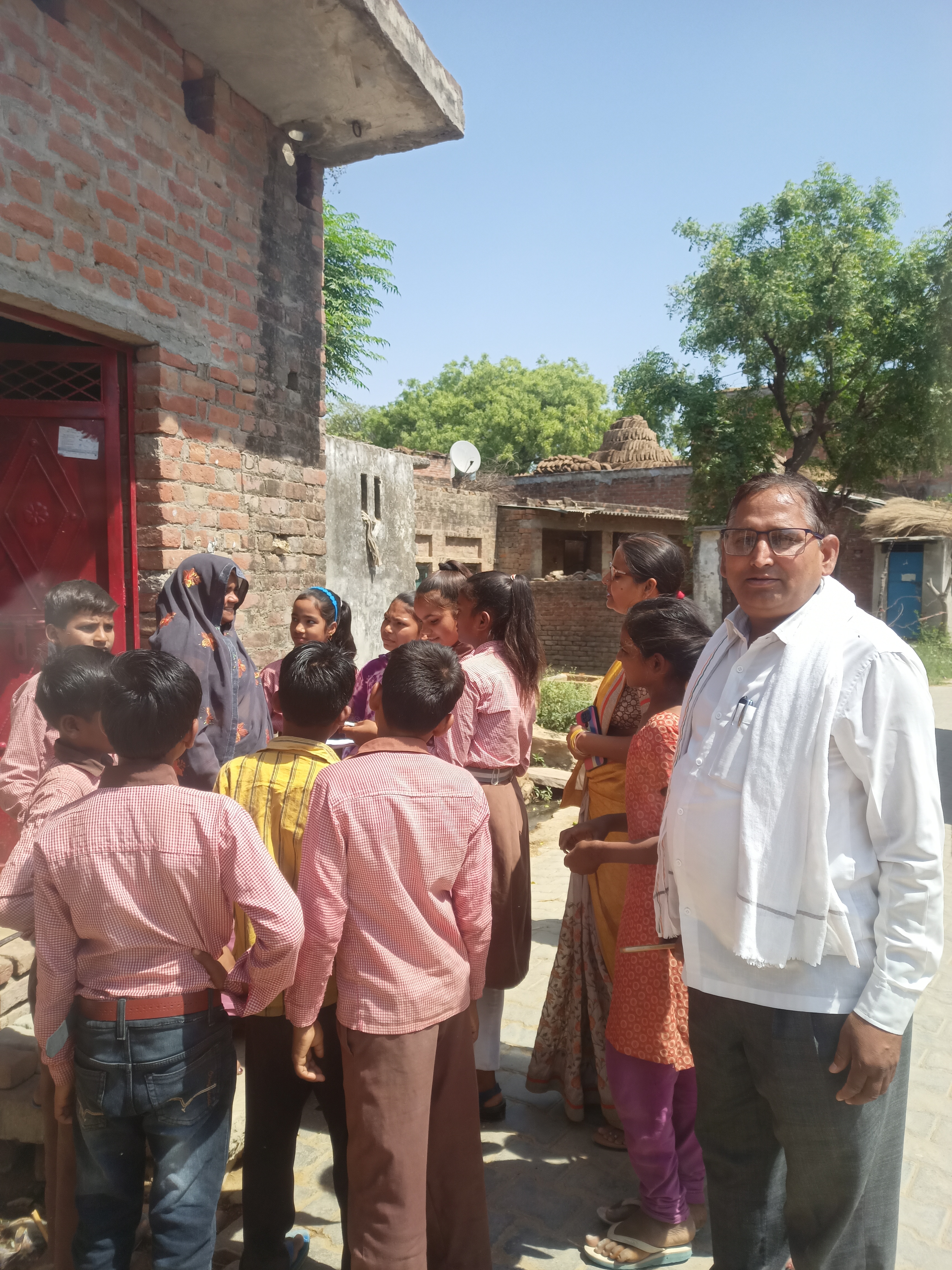 इटावा : स्कूली बच्चों ने घर - घर जाकर किया मतदान के लिए जागरूक