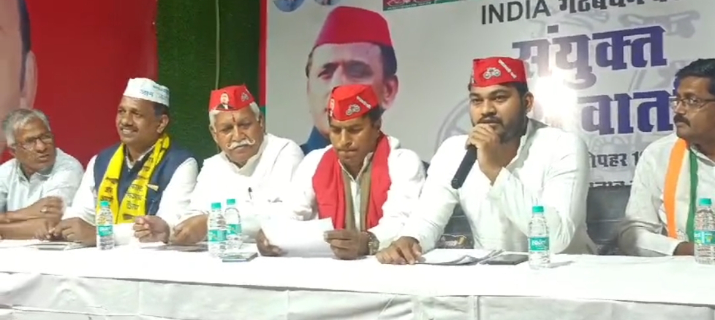 फर्रुखाबाद: सपा प्रत्याशी डॉ नवल किशोर शाक्य ने कहा अगर सांसद बना तो पूरा मानदेय गरीब बच्चों की पढ़ाई पर होगा खर्च