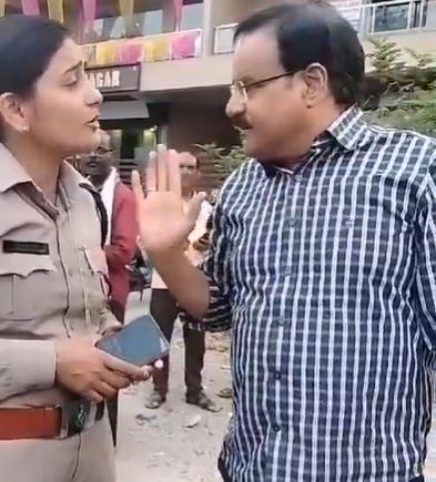 मध्य प्रदेश: 'पुलिस कप्तान को बता दो गाड़ी नंबर' कारोबारी ने दी धमकी, तो महिला पुलिस ने बंद कर दी बोलती