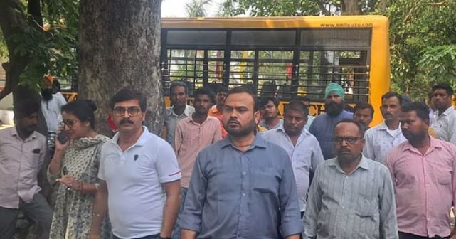 पीलीभीत में स्कूल की दीवार तोड़ने पहुंचे क्षेत्रीय अधिकारी व लेखपाल तो प्रधानाचार्य ने दी खुद को जलाने की धमकी
