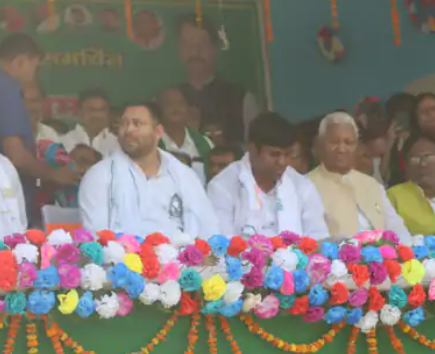 अररिया के फारबिसगंज में सभा के पहले तेजस्वी यादव के पैर में मोच आ गई