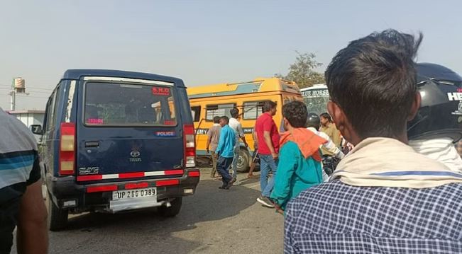 पीलीभीत में बस्ती नेशनल हाईवे पर स्कूली बस की दूसरे वाहन से टक्कर, 12 से अधिक छात्र घायल, मची चीख-पुकार