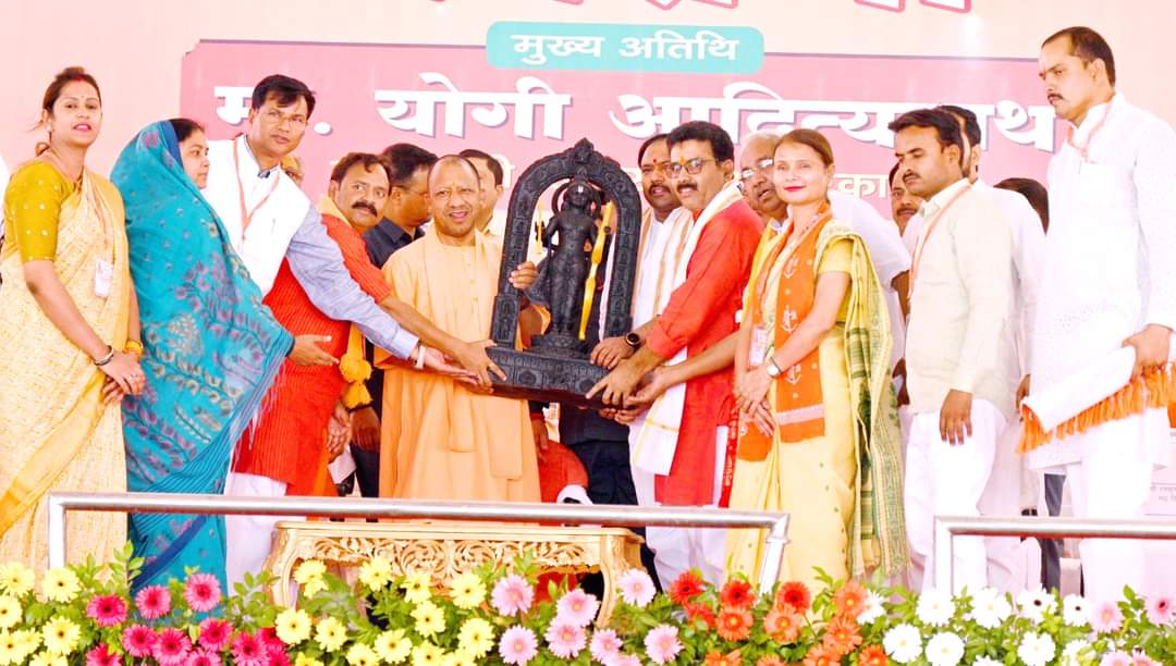 सीतापुर में मुख्य मंत्री योगी आदित्य नाथ ने मिश्रित के मेला मैदान में चुनावी जन सभा को किया सम्बोधित