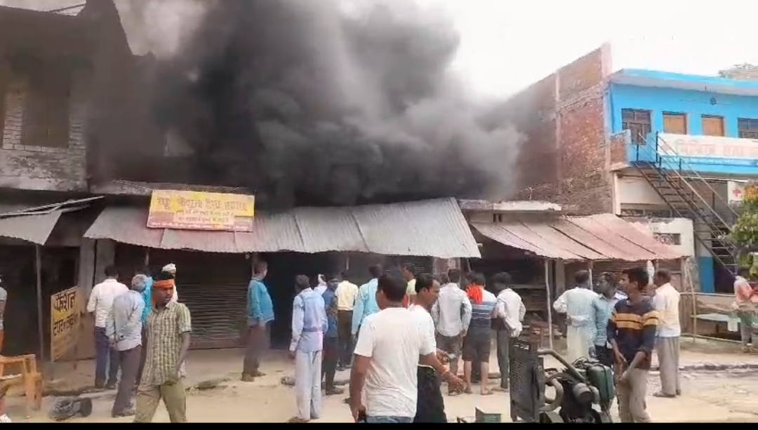 सीतापुर : फैशन टेंट हाउस मे लगी भीषण आग, हुआ लाखों का नुकसान