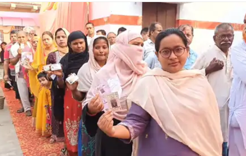 लोकसभा चुनाव के आखिरी चरण में यूपी की 13 सीटों पर वोटिंग चल रही है