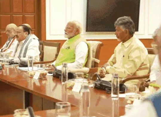 टीडीपी चीफ चंद्रबाबू नायडू, बिहार के सीएम नीतीश कुमार, महाराष्ट्र के सीएम एकनाथ शिंदे सहित 14 दलों के 21 नेता थे