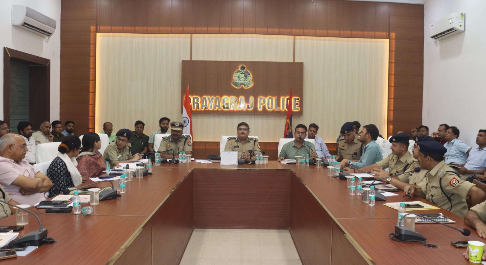 प्रयागराज में अपर पुलिस आयुक्त, मुख्य विकास अधिकारी, पुलिस उपायुक्त नगर/यमुनानगर/गंगानगर/प्रोटोकॉल, अपर पुलिस उपायुक्त अपराध/यमुनानगर, अन्य राजपत्रित व अराजपत्रित प्रशासनिक/पुलिस अधिकारियों एवं कर्मचारियों की ब्रीफिंग कर आवश्यक दिशा निर्देश दिए