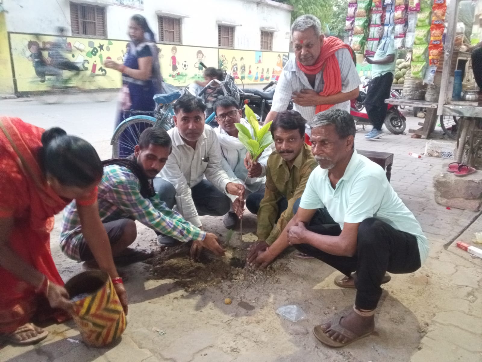 गाजीपुर:महुआबाग में महुआ का पौधा लगाकर यूनाइटेड मीडिया टीम ने वृक्षारोपण अभियान का किया, शुभारंभ