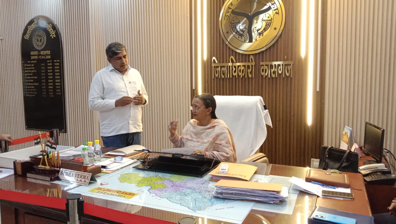 कासगंज :पैथोलॉजी और अल्ट्रासाउंड सेंटर पर सेंटर संचालक कर रहे मनमानी दिया मांग पत्र