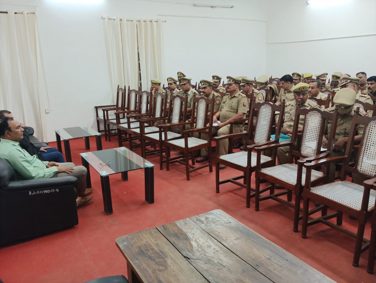 प्रयागराज-सचिव जिला विधिक सेवा प्राधिकरण की अध्यक्षता में माननीय सर्वोच्च न्यायालय द्वारा आयोजित होने वाली विशेष लोक अदालत  आयोजित होने वाली राष्ट्रीय लोक अदालत की सफलता हेतु समस्त थानाध्यक्षों के साथ बैठक सम्पन्न
