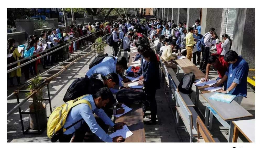 नई दिल्ली: ये कैसी "परीक्षा पे चर्चा", जहाँ रोज़ाना लीक होता पर्चा !