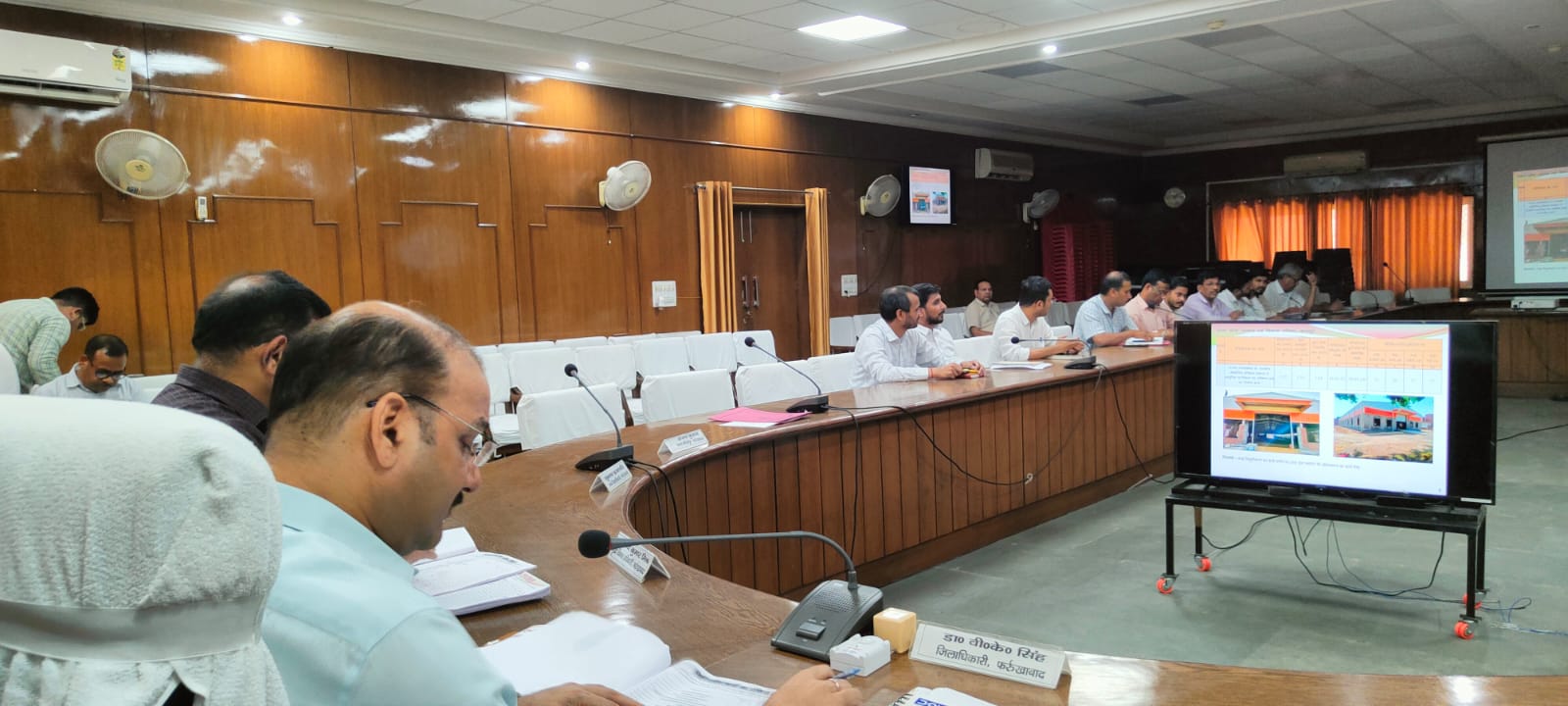 फर्रुखाबाद:जिलाधिकारी की अध्यक्षता मे जनपद में चल रही 85 योजनाओं की समीक्षा बैठक हुई संपन्न