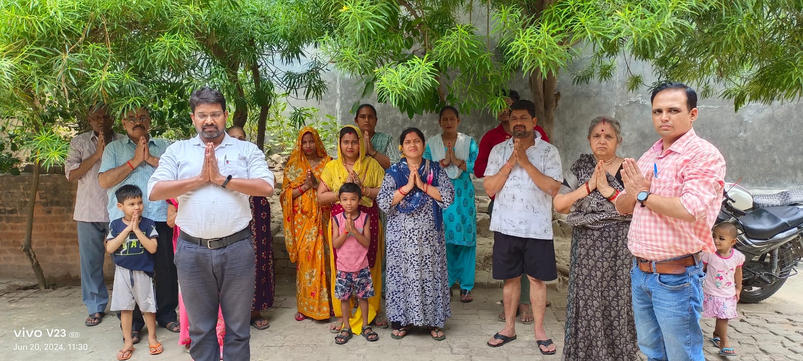 फर्रुखाबाद:राजकीय होमियोपैथिक चिकित्सालय में रोगियो,परिजनो एवं अन्य जनमानस को योगाभ्यास स्लोगन, पोस्टरों शब्दों के माध्यम से प्रेरित किया