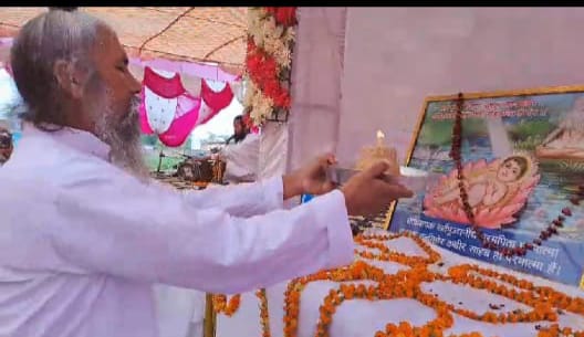 गाजीपुर: सतगुरु बंदी छोड़ कबीर आश्रम मनवापुर (चौकिया मोड़ ) में बड़े ही धूमधाम से मनाया गया सदगुरु कबीर साहब का प्राकट्य दिवससतगुरु बंदी छोड़ कबीर आश्रम मनवापुर (चौकिया मोड़ ) में बड़े ही धूमधाम से मनाया गया सदगुरु कबीर साहब का प्राकट्य दिवस
