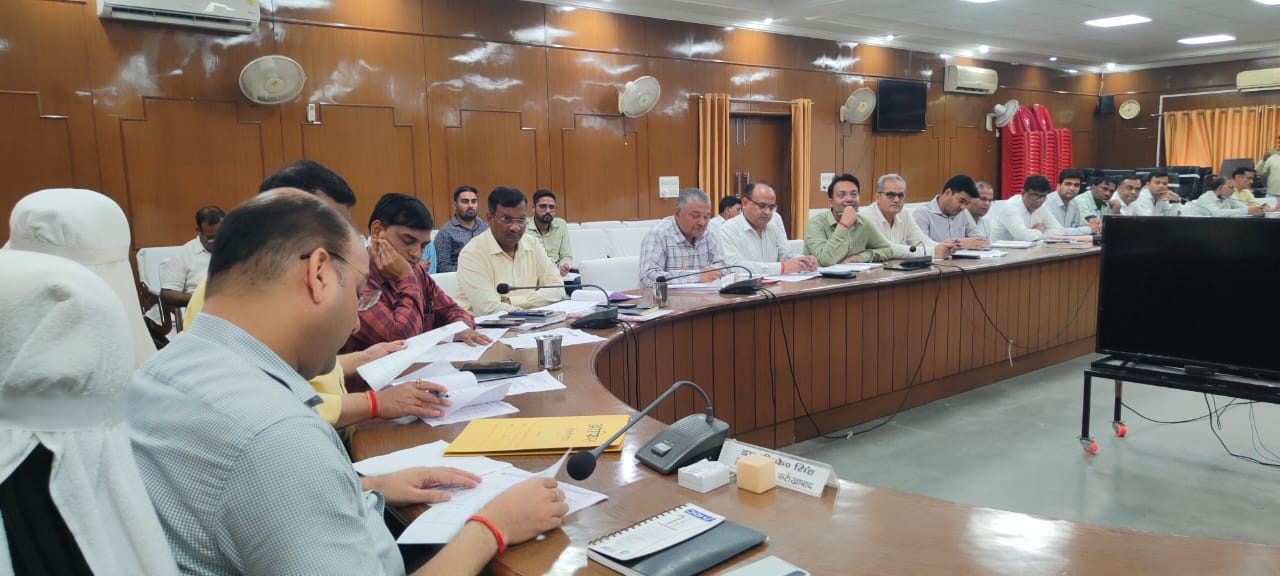 फर्रुखाबाद:कलेक्ट्रेट सभागार में जिलाधिकारी की अध्यक्षता में आधार अनुश्रवण समिति की समीक्षा बैठक का हुआ आयोजन