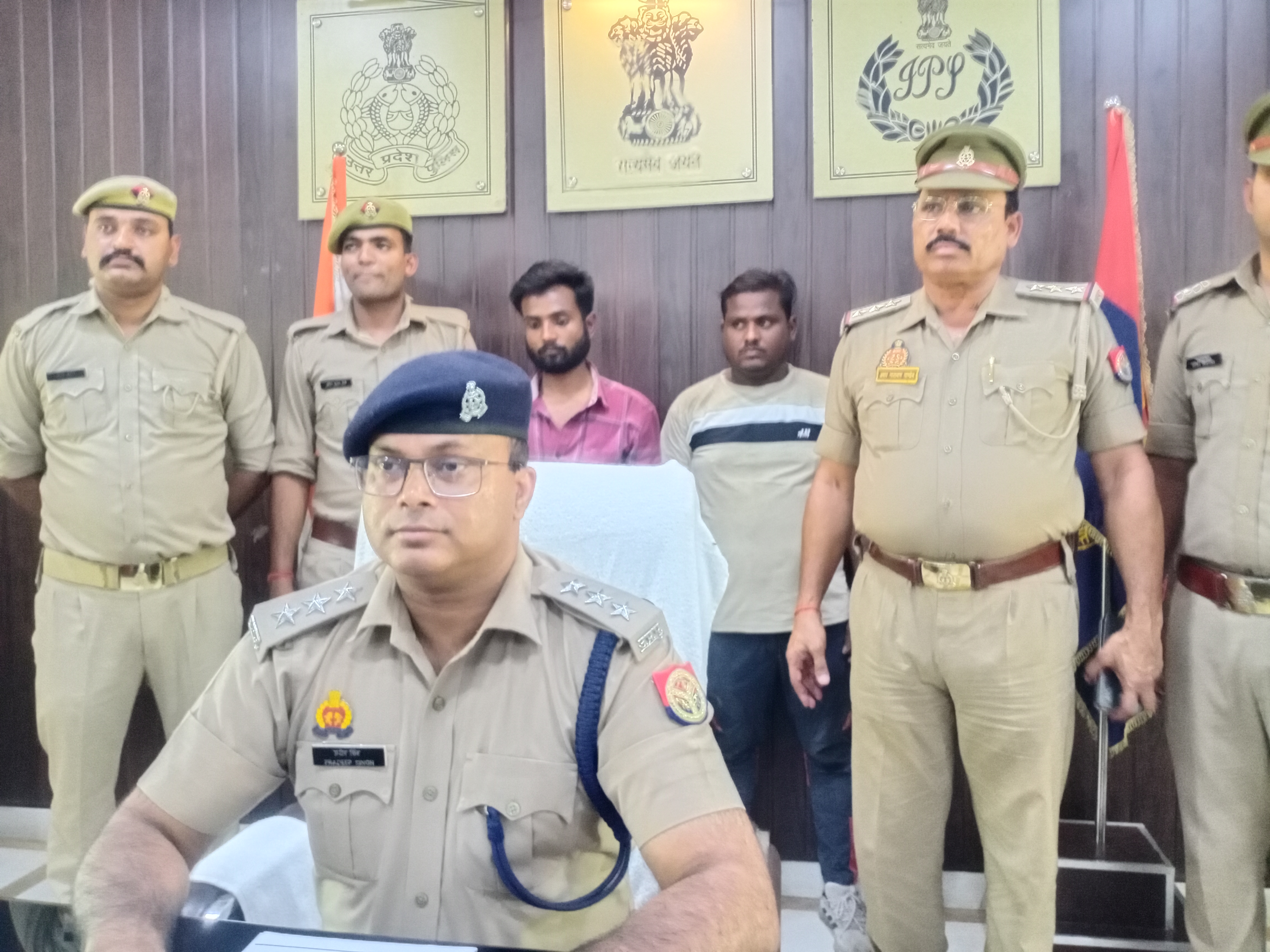 फर्रुखाबाद  : वाहन में सवारी बैठाकर चोरी की घटना को देते थे अंजाम दो शातिर अभियुक्त गढ़ चोरी के माल सहित गिरफ्तार