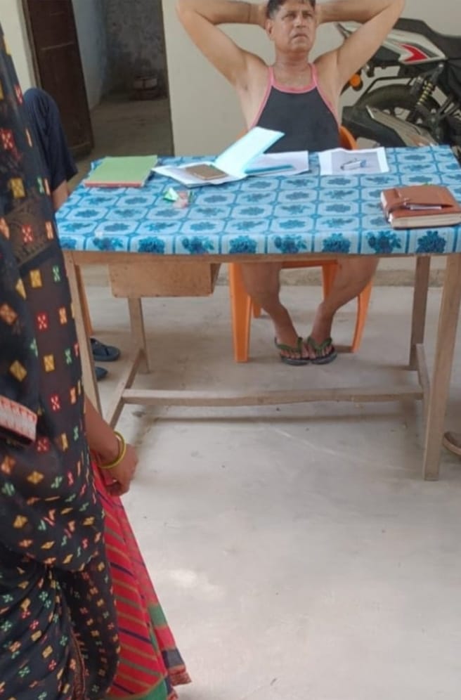 मैनपुरी में पुलिस चौकी में मर्यादा भूले चौकी इंचार्ज धीरज सिंह ?