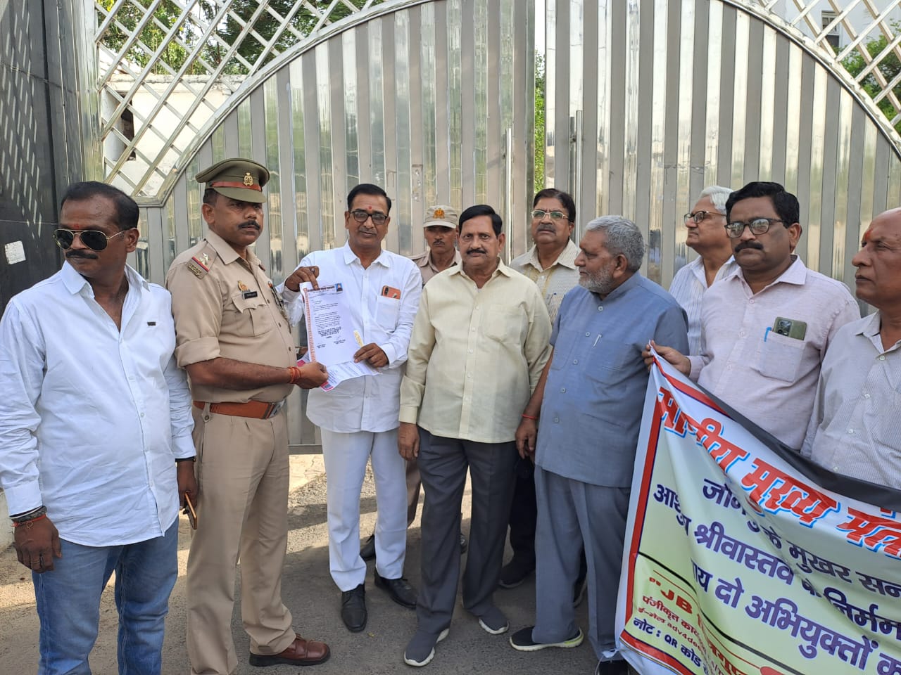 जौनपुर के पत्रकार हत्याकांड के मामले में लखनऊ जिलाधिकारी के माध्यम से कायस्थ समाज के कई संगठनों ने मुख्यमंत्री के नाम ज्ञापन भेज कर फरार 3 मुलजिमों के विरुद्ध बुलडोजर की कार्रवाई और सीबीआई जांच के मांग प्रमुखता से उठाई