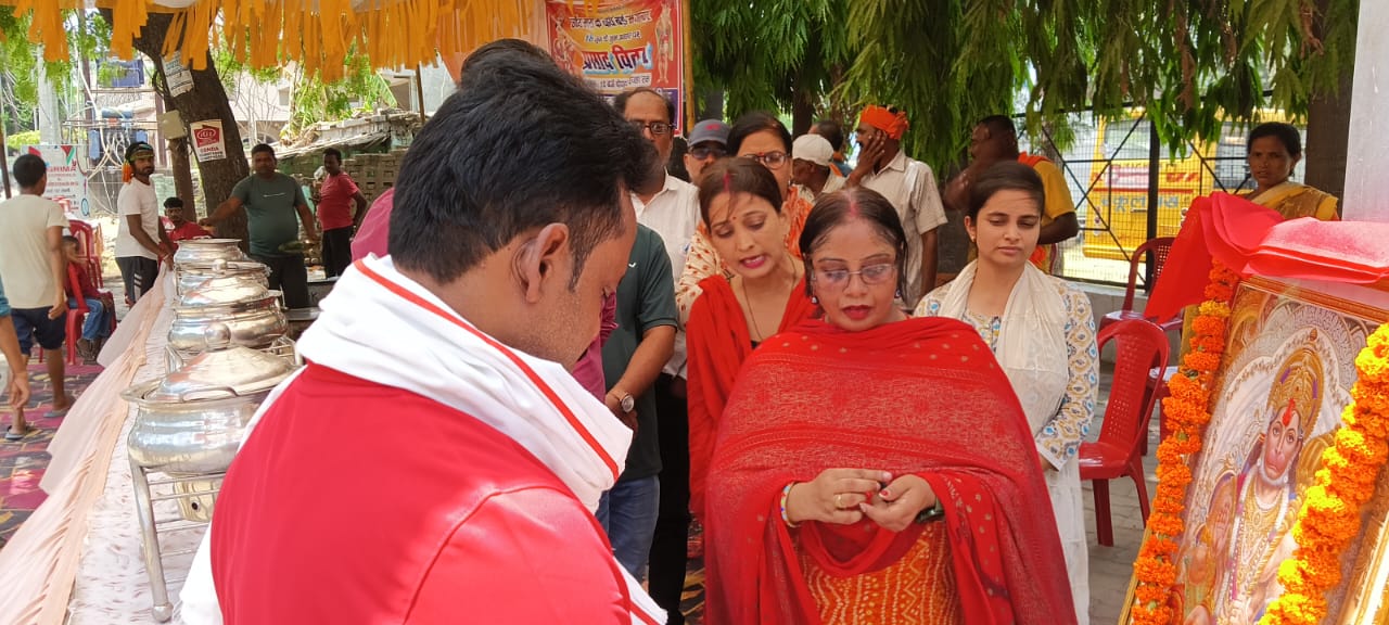रघुकुल महिला विद्यापीठ गोंडा में जेठ माह के चौथे मंगलवार के शुभ अवसर पर प्रसाद वितरण का आयोजन किया गया