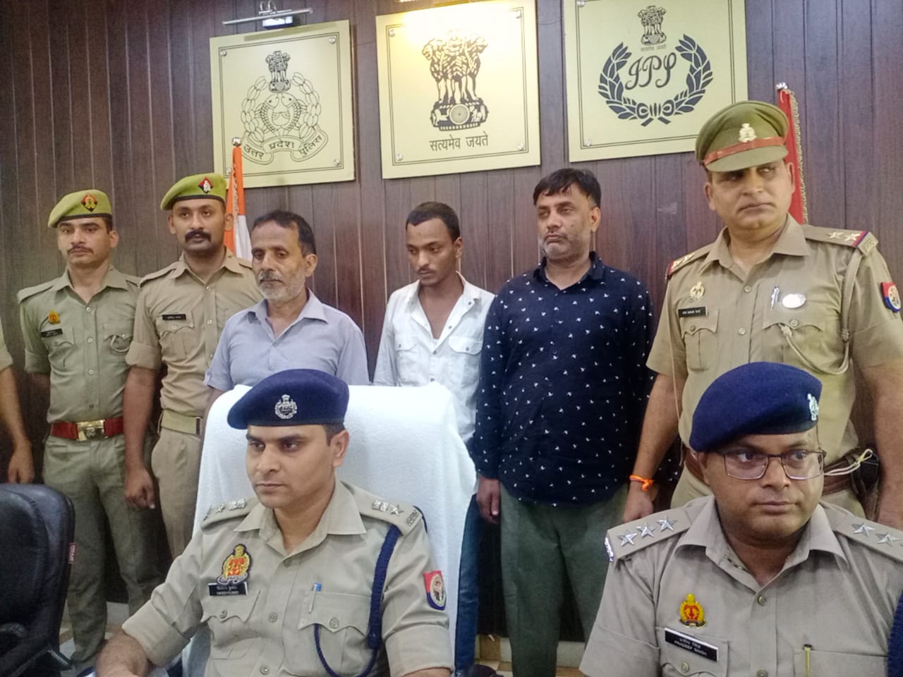 फर्रुखाबाद : तीन सटोरियों को पुलिस ने किया गिरफ्तार एक आरोपी फरार