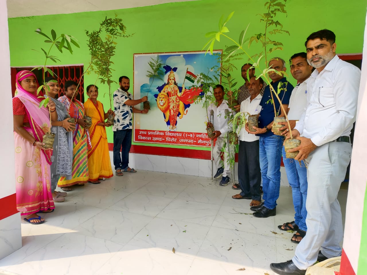 मैनपुरी में  शिक्षकों ने ली वृक्षारोपण की ज़िम्मेदारी