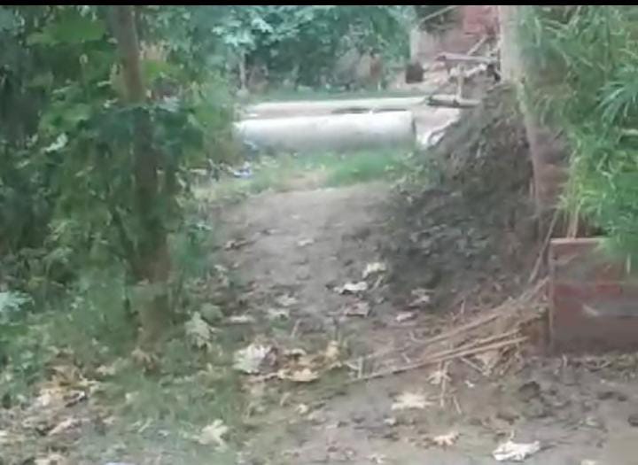रायबरेली:सरकारी जमीन पर दबंग ग्रामीण लगाते घूर