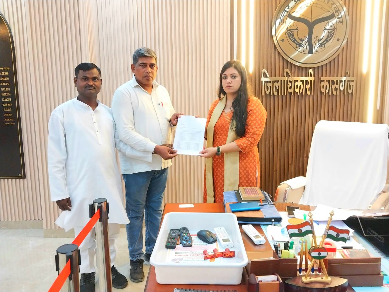कासगंज जनपद में राष्ट्रीय प्रवक्ता अब्दुल हफीज गांधीऔर उनके साथ समाजवादी पार्टी के विधान सभा अध्यक्ष ने जिला अधिकारी महोदय को दिया ज्ञापन,