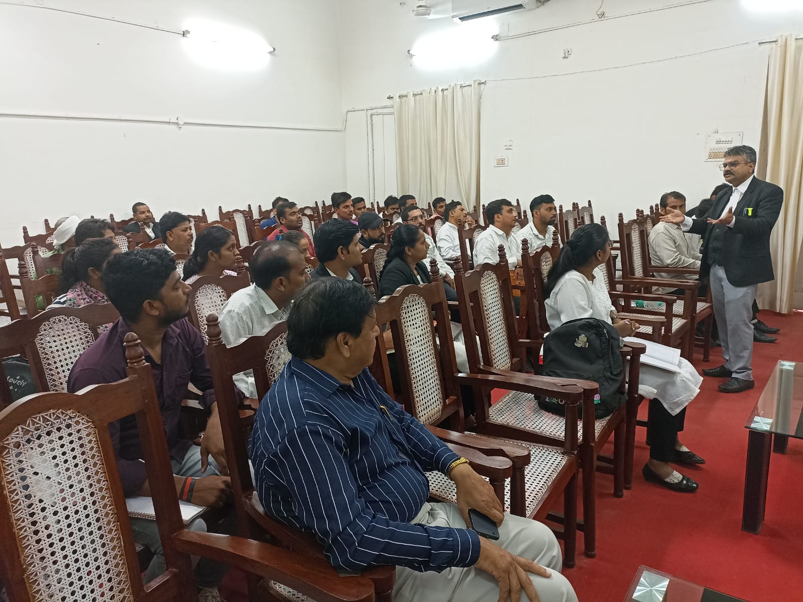 प्रयागराज-संगोष्ठी के माध्यम से माननीय जनपद न्यायाधीश महोदय के द्वारा आगामी 13 जुलाई को आयोजित होने वाली राष्ट्रीय लोक अदालत में राजस्व, बैंक के लोन, मोटर चलानी से संबंधित वादों सहित अन्य वादों के अधिकाधिक के निस्तारण पर दिया गया बल