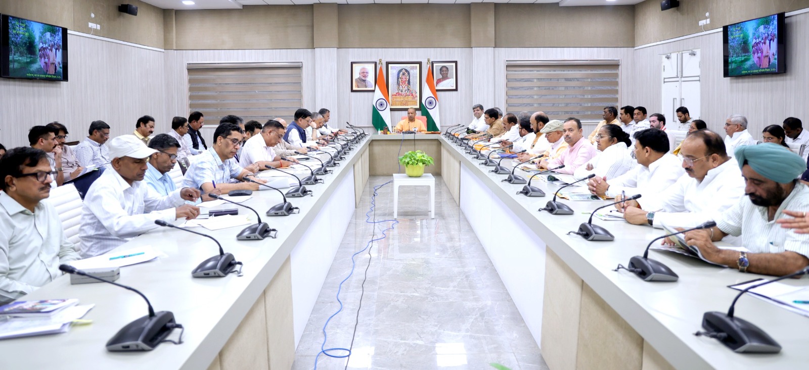 लखनऊ: मुख्यमंत्री ने ’पेड़ लगाओ, पेड़ बचाओ वृक्षारोपण जन अभियान-2024’ की समीक्षा की