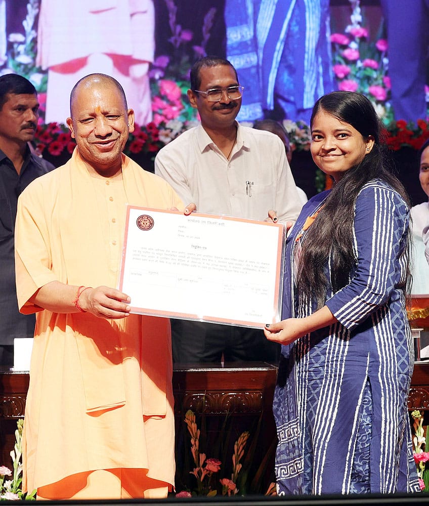लखनऊ:सीएम ने नव चयनित लेखपालों को नियुक्ति पत्र प्रदान किए, डबल इंजन सरकार युवाओं के रोजगार के लिए पूरी प्रतिबद्धता के साथ कार्य कर रही-मुख्यमंत्री
