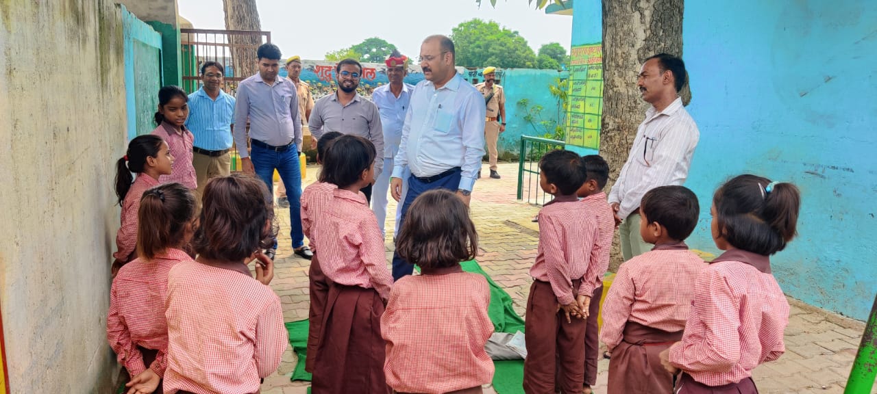 फर्रुखाबाद : बढ़पुर ब्लॉक के प्राथमिक विद्यालय निनौआ व अर्जुन नगला में जिलाधिकारी ने किया औचक निरीक्षण